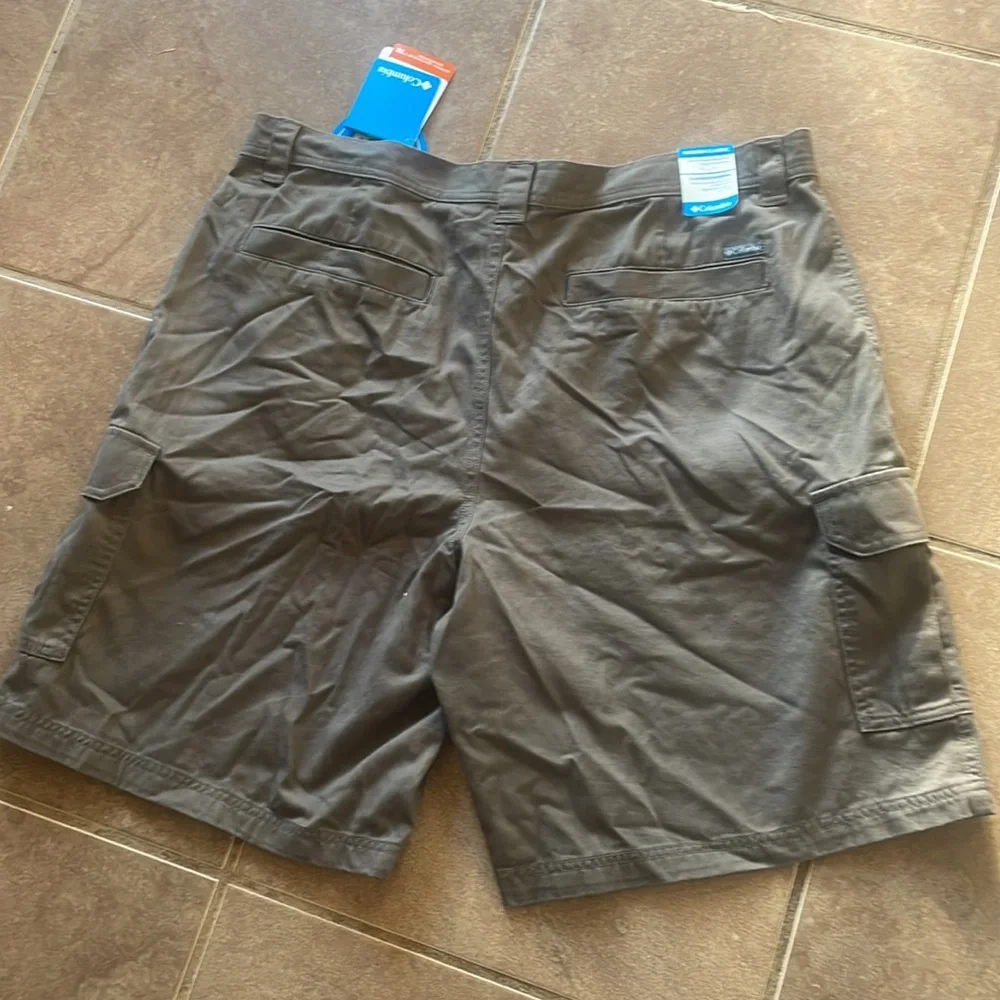 NWT Columbia Omni-Shade Cargo Shorts! 40